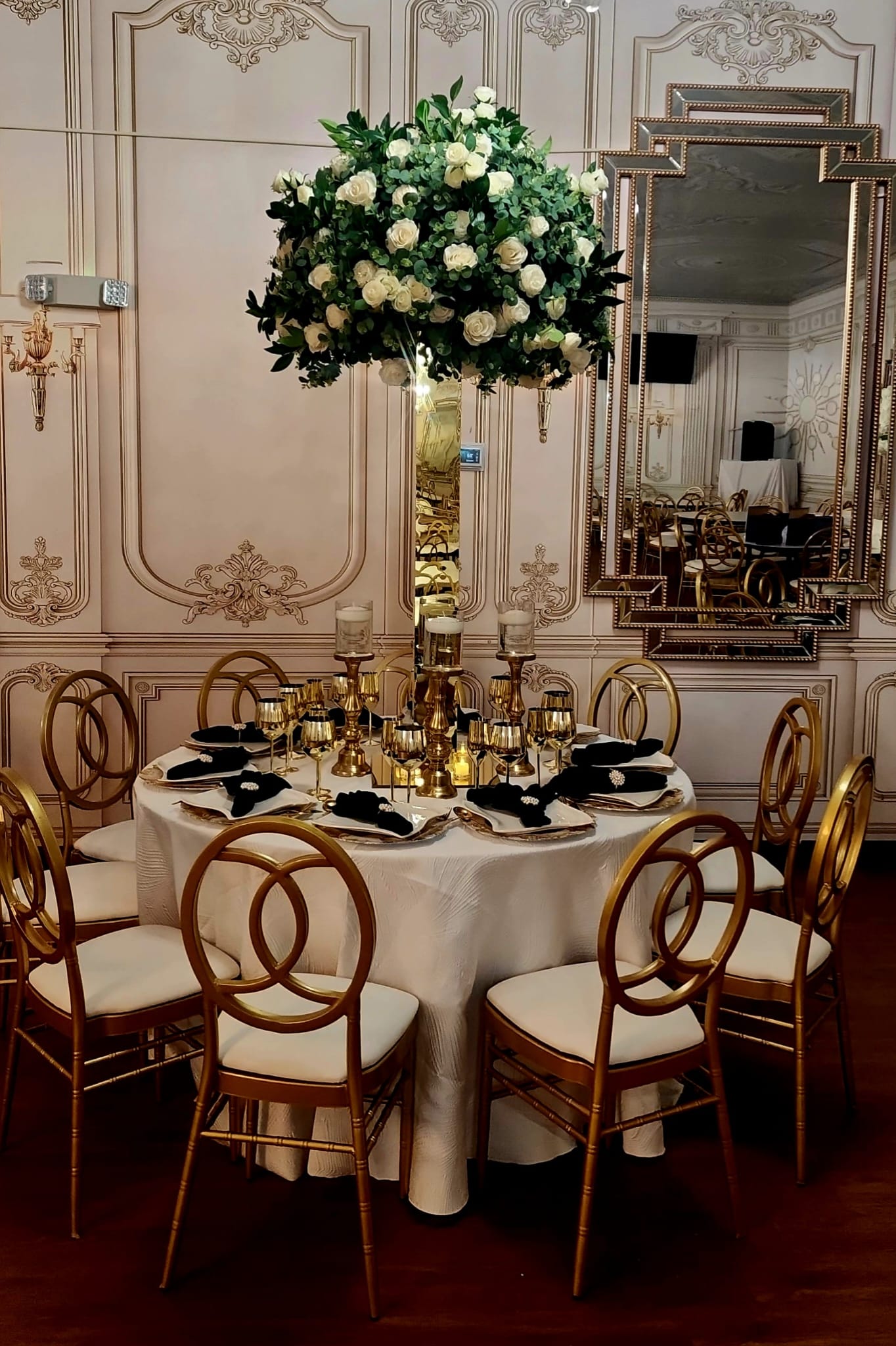 Jacquard white 120-inch tablecloth